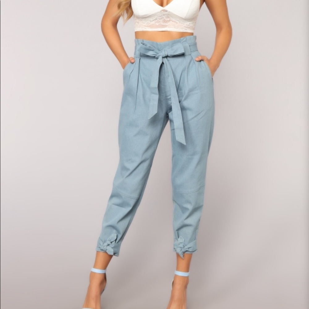 Denim pants. High waist. Tie.